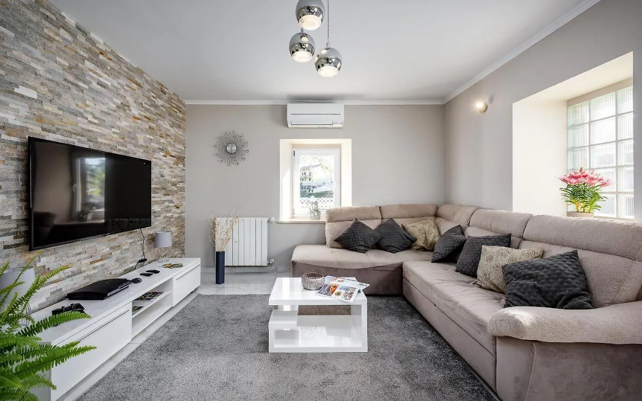 Apartman Giovi Pazin 0*,